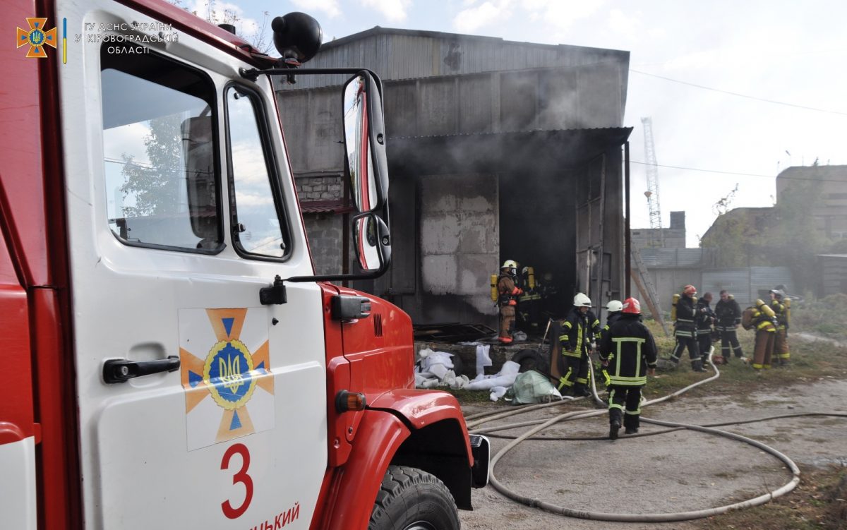 У Кропивницькому під час пожежі на меблевому складі загинула жінка. ФОТО