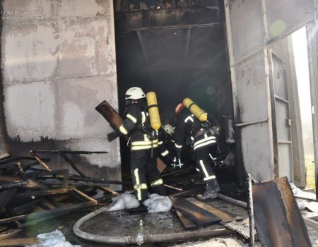 У Кропивницькому під час пожежі на меблевому складі загинула жінка. ФОТО