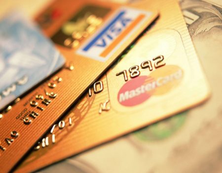 “ПриватБанк” обмежив щомісячну кількість переказів із картки на картку