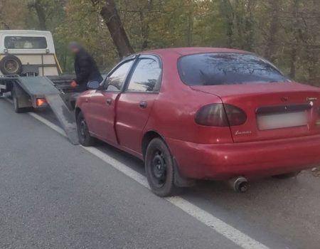 Водій з ознаками наркотичного сп’яніння на автівці, що була у розшуку, пропонував патрульним хабар