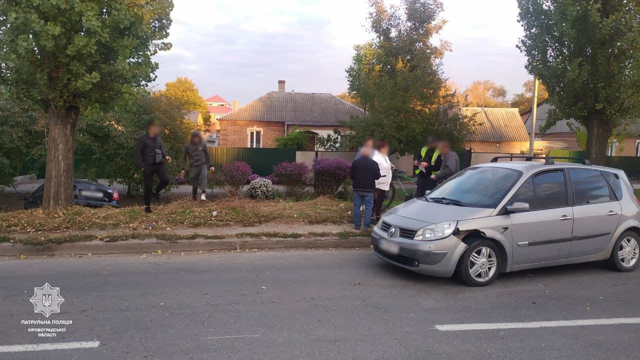 У Кропивницькому внаслідок ДТП автівка злетіла в канаву. ФОТО
