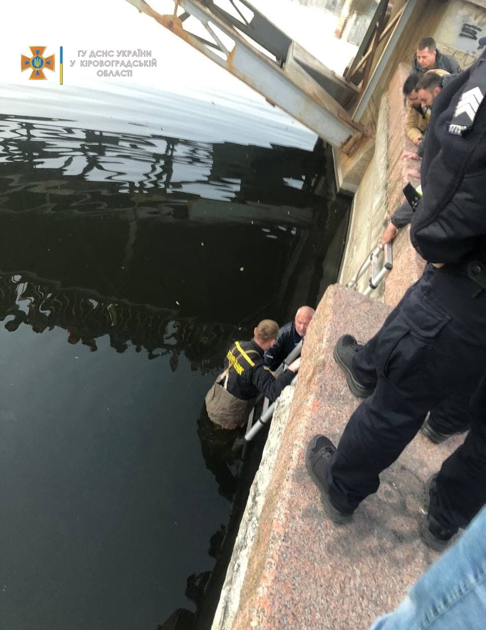 У Кропивницькому госпіталізували чоловіка, який упав із мосту в річку. ФОТО