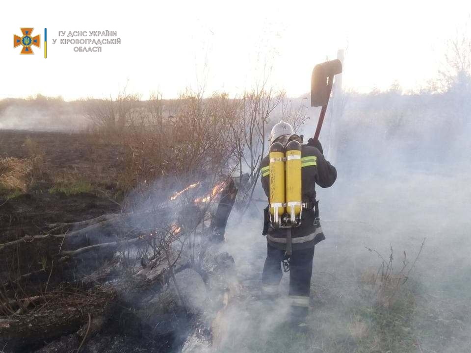 На Кіровоградщині жінка отримала опік рук і тіла під час пожежі сухої трави