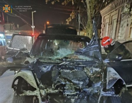 У Кропивницькому на вулиці згоріло авто «Porsche Cayenne», поліція розслідує підпал. ФОТО. ВІДЕО