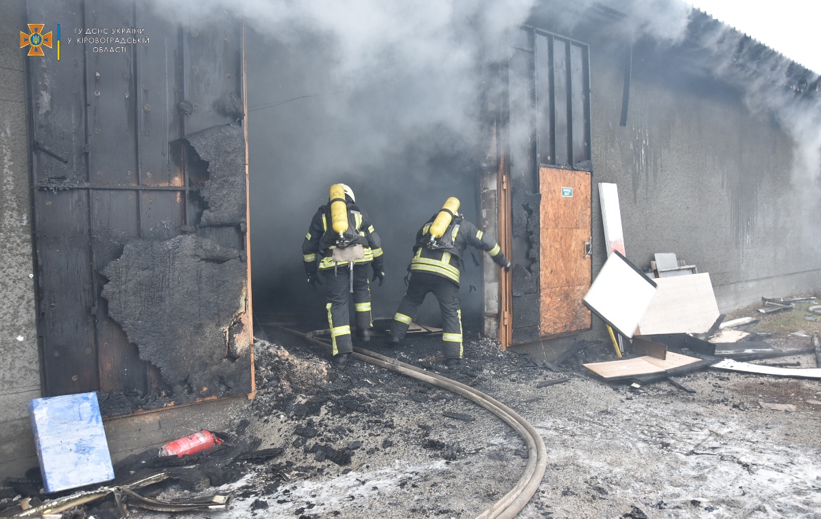 У Кропивницькому загасили масштабну пожежу складів. ФОТО