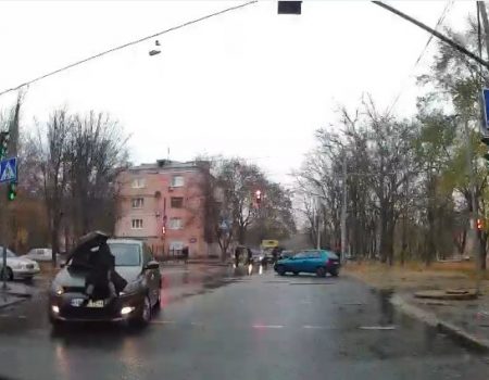 У Кропивницькому водій на пішохідному переході наїхав на жінку та провіз її на капоті. ФОТО