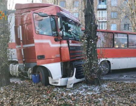 У Світловодську зіткнулися автобус та вантажівка, водія заблокувало в кабіні. ФОТО