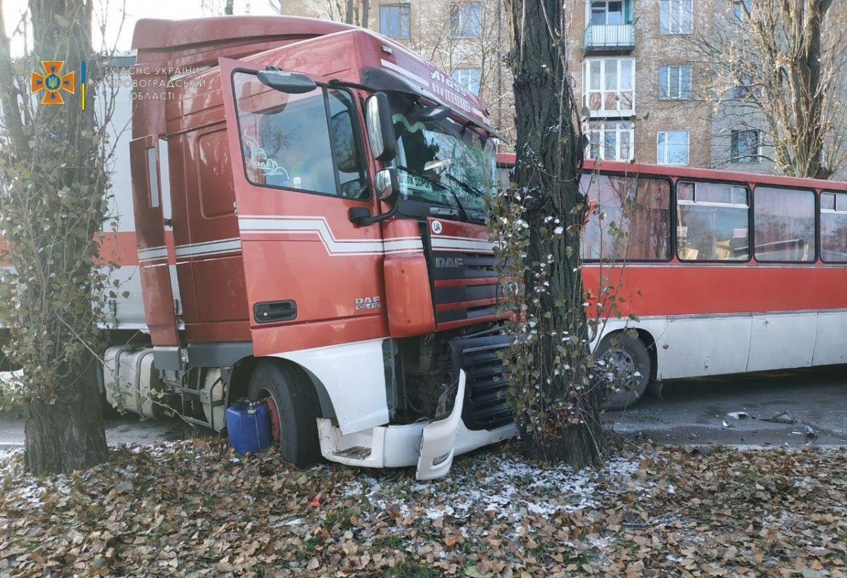 У Світловодську зіткнулися автобус та вантажівка, водія заблокувало в кабіні. ФОТО