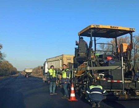 Будівельники вже влаштовують верхній шар дорожнього покриття на трасі М-30 на Кіровоградщині