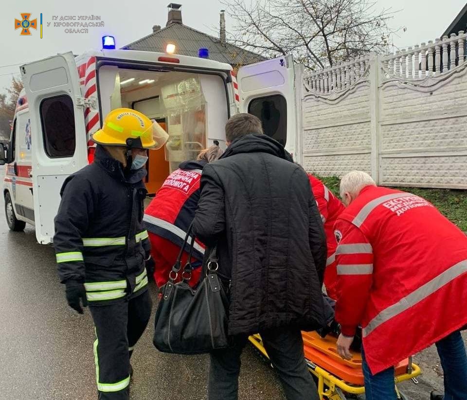 Рятувальники розблокували та передали медикам водія, який постраждав у ДТП в Кропивницькому. ФОТО