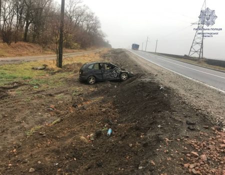 На Кіровоградщині автомобіль “Renault” в’їхав у трактор. ФОТО