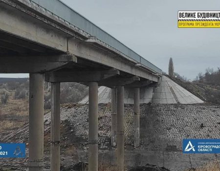 Будівельники завершують відновлення мосту на об’їзній дорозі біля Кропивницького. ФОТО