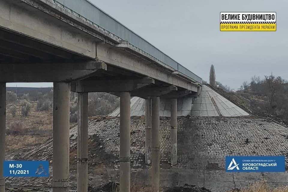 Будівельники завершують відновлення мосту на об&#8217;їзній дорозі біля Кропивницького. ФОТО