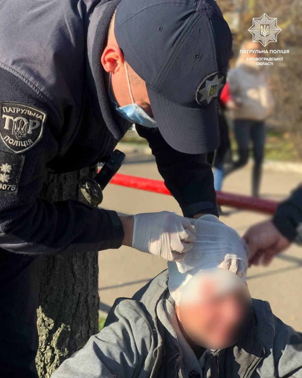 У Кропивницькому на вулиці лежав хлопець з розбитою головою, його забрала швидка. ФОТО