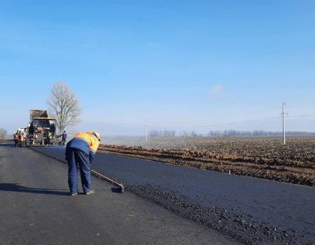 Шляховики влаштовують асфальтобетон на об’їзній біля Кропивницького. ФОТО