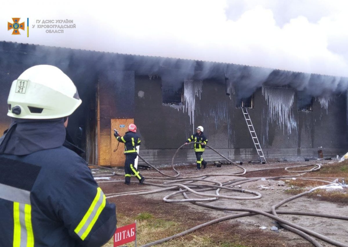 У Кропивницькому загасили масштабну пожежу складів. ФОТО