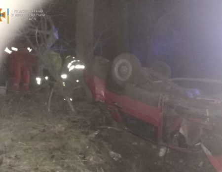 На Кіровоградщині перекинулося авто, травмованого водія деблокували рятувальники. ФОТО