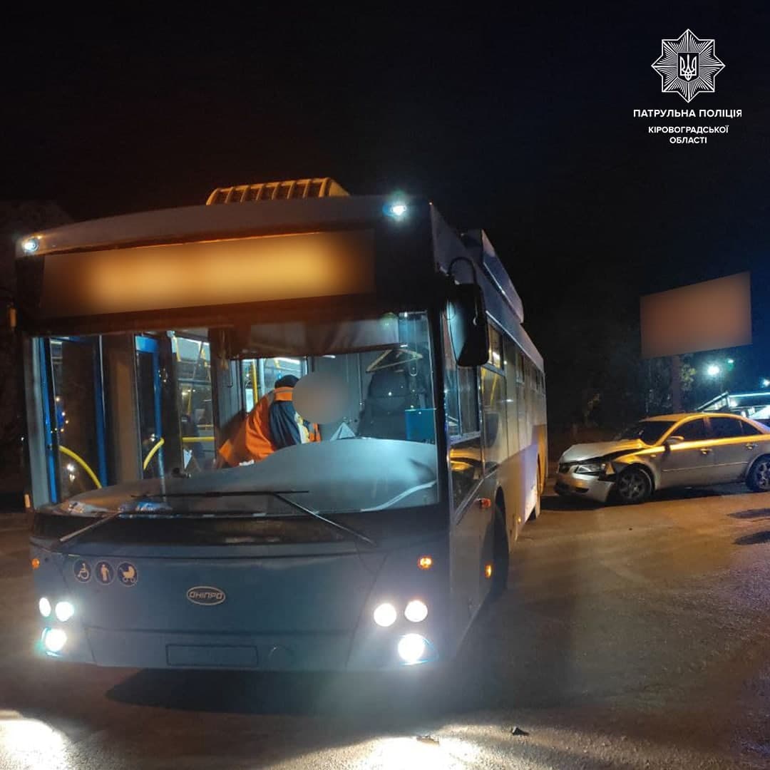 У Кропивницькому автівка під час обгону &#8220;наздогнала&#8221; тролейбус. ФОТО
