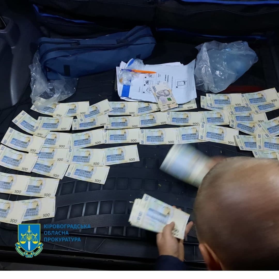 У Кропивницькому з підприємця вимагали 40 тисяч гривень щомісяця за лояльність податківців. ФОТО