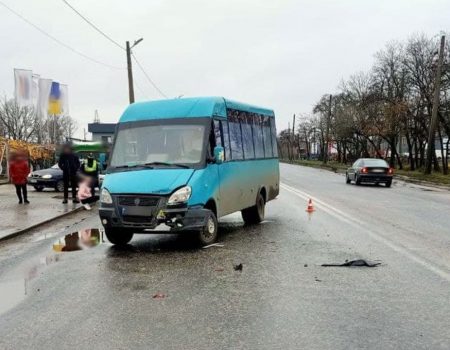 У Кропивницькому водій автобуса спричинив ДТП. ФОТО
