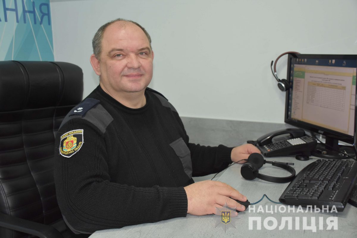У Кропивницькому двоє малюків ледь не випали з вікна, вчасно завадив поліцейський. ФОТО
