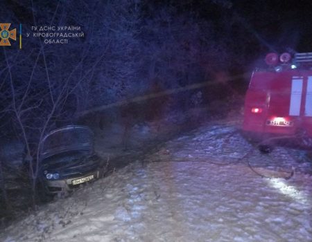 8 вантажівок, легковики, “швидка” та мікроавтобус застрягли на дорогах Кіровоградщини. ФОТО