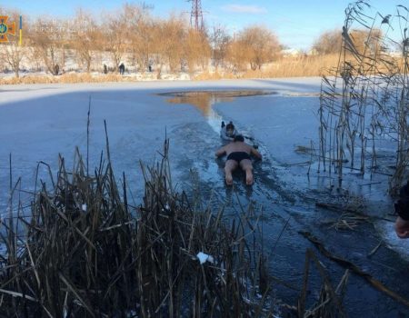 Депутат міськради врятував дівчинку, яка провалилася під кригу в Кропивницькому. ФОТО