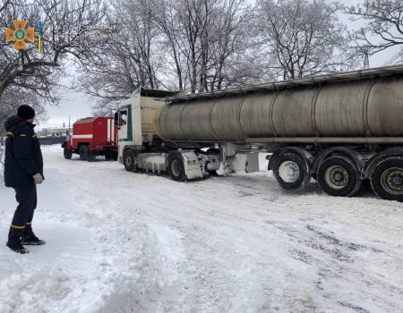 104 транспортні засоби потрапили в снігові “пастки” на дорогах Кіровоградщини. ФОТО