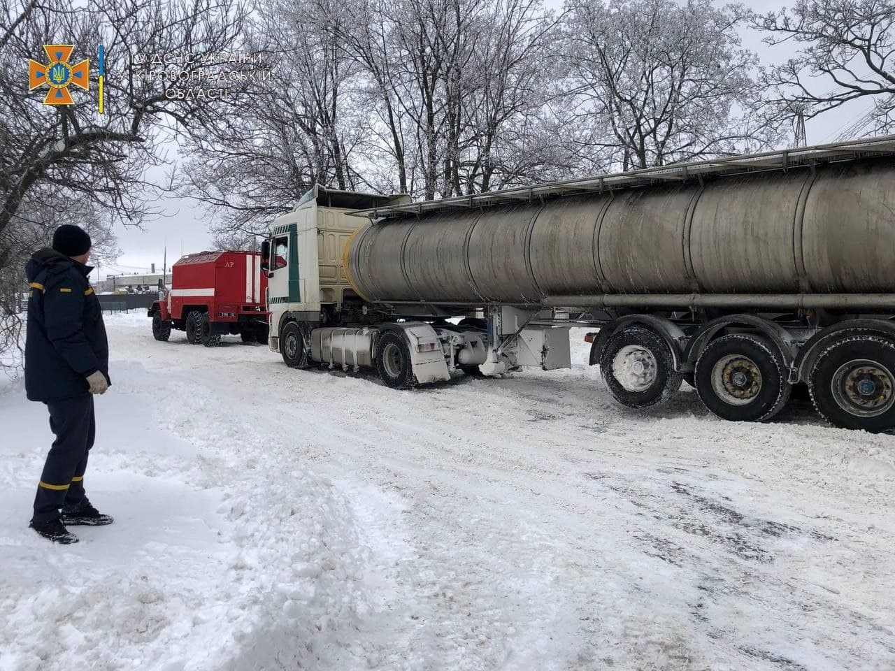 104 транспортні засоби потрапили в снігові &#8220;пастки&#8221; на дорогах Кіровоградщини. ФОТО