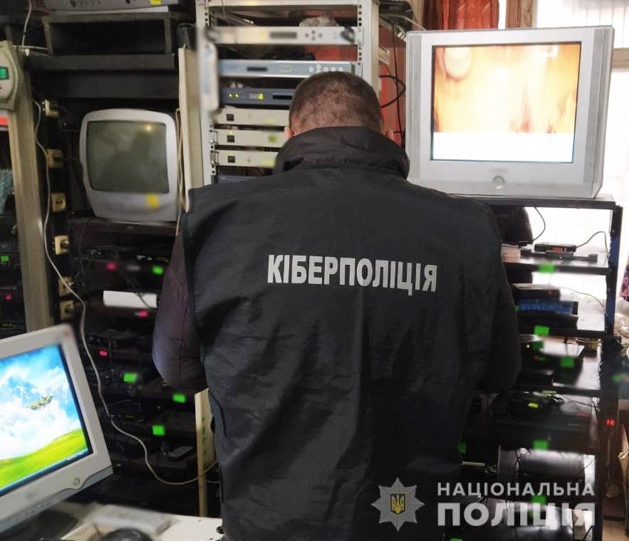 Кіберполіція викрила жительку Кіровоградщини у незаконній трансляції українських телеканалів. ФОТО