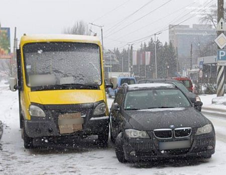 У Кропивницькому легковий автомобіль не розминувся з маршрутним таксі