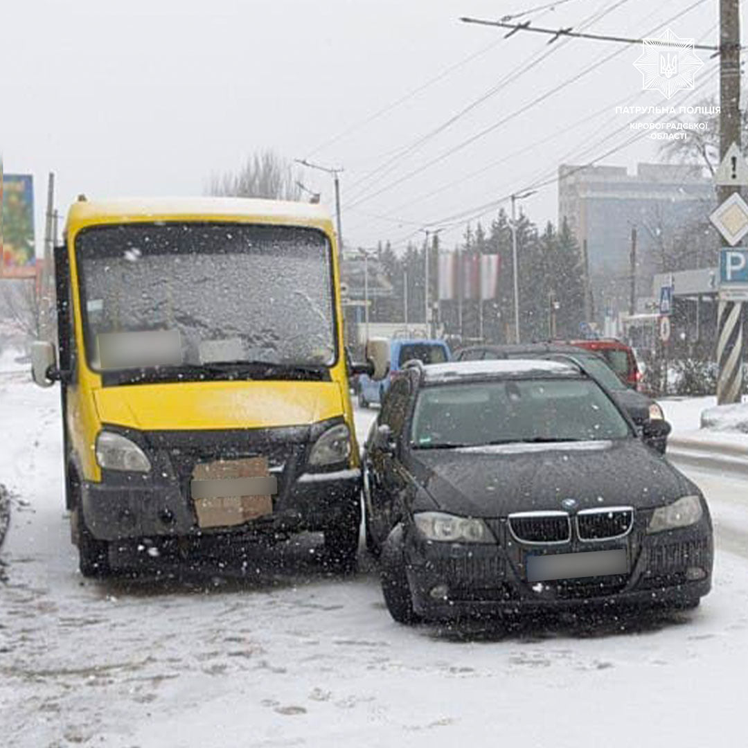 У Кропивницькому легковий автомобіль не розминувся з маршрутним таксі