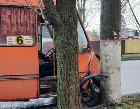 Водій кропивницької маршрутки, що в’їхала в електроопору, помер від зупинки серця