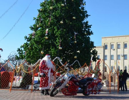 Байкер у костюмі Діда Мороза на залізному “олені” дарує кропивничанам святковий настрій. ФОТО