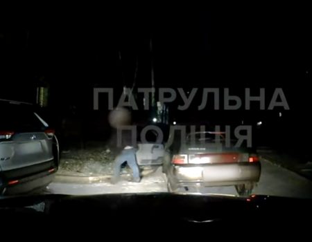 На Кіровоградщині учасники ДТП залишили автівку в полі з кукурудзою і намагалися втекти. ФОТО