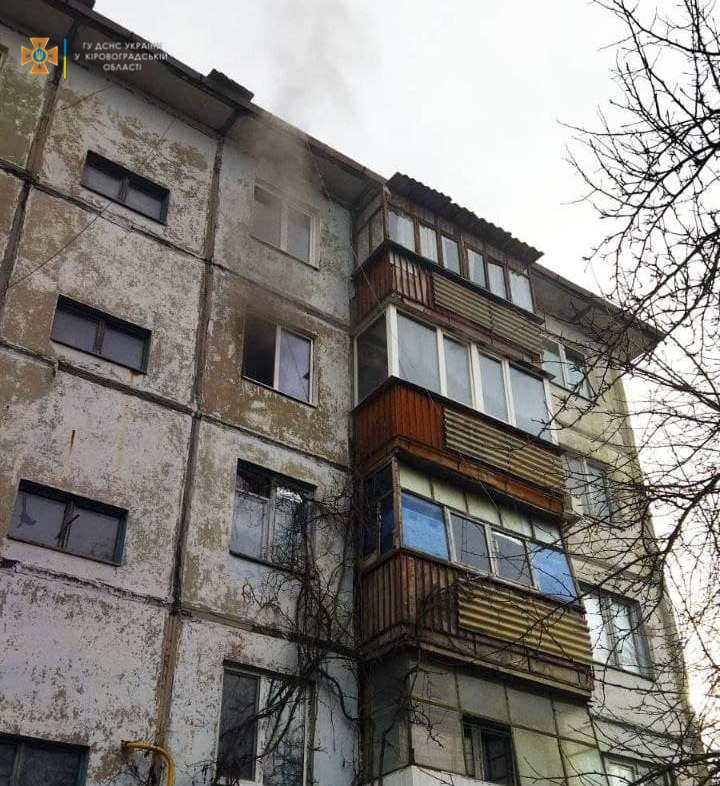 У Кропивницькому під час пожежі врятували чоловіка, його доставили до лікарні. ФОТО