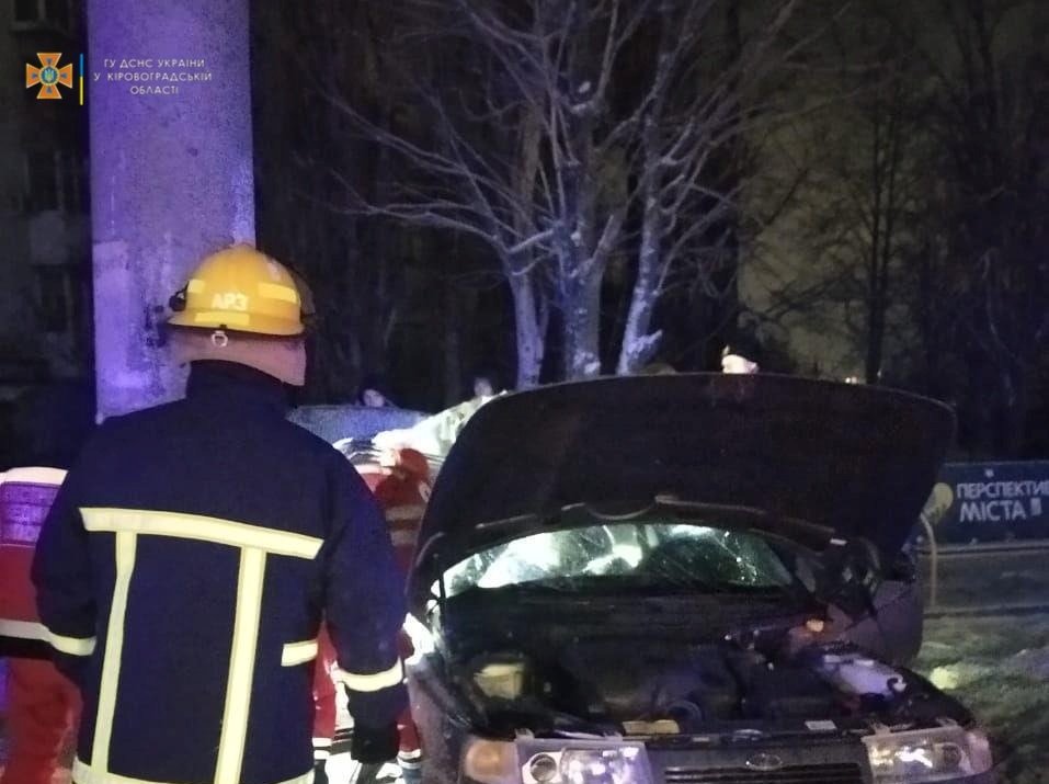 У Кропивницькому автівка в&#8217;їхала в електроопору, водія діставали рятувальники. ФОТО