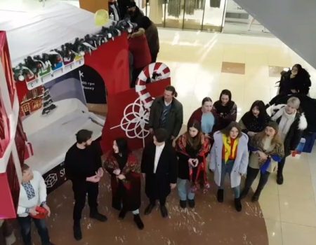 Студенти музколеджу влаштували різдвяний флешмоб у торговельних закладах Кропивницького. ВІДЕО