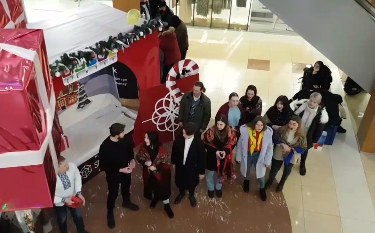 Студенти музколеджу влаштували різдвяний флешмоб у торговельних закладах Кропивницького. ВІДЕО