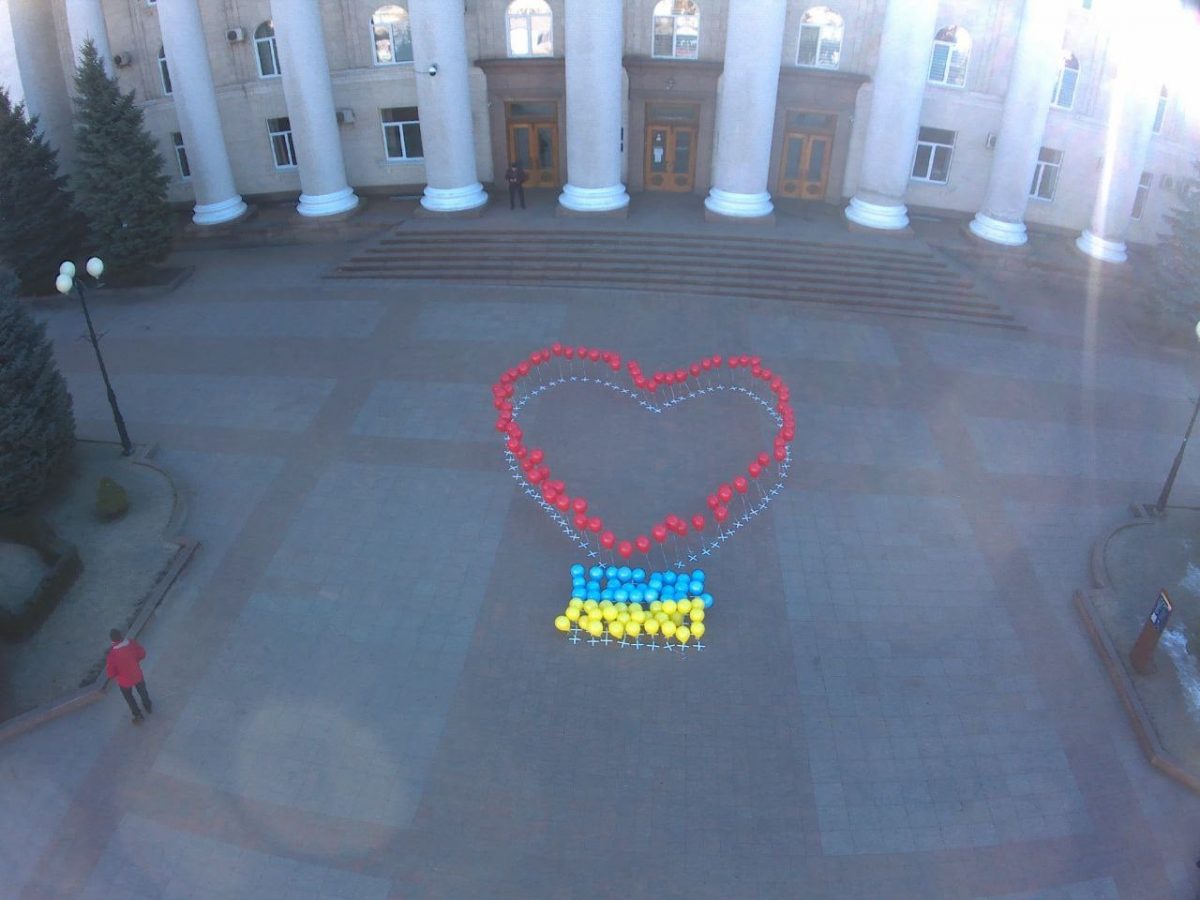 У Кропивницькому перед міськрадою створили фотозону &#8220;З Україною в серці&#8221;. ФОТО