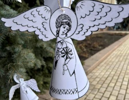 На деревах у центрі Кропивницького з’явилися ангели пам’яті. ФОТО