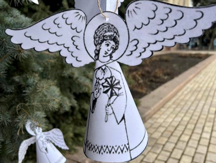 На деревах у центрі Кропивницького з&#8217;явилися ангели пам&#8217;яті. ФОТО