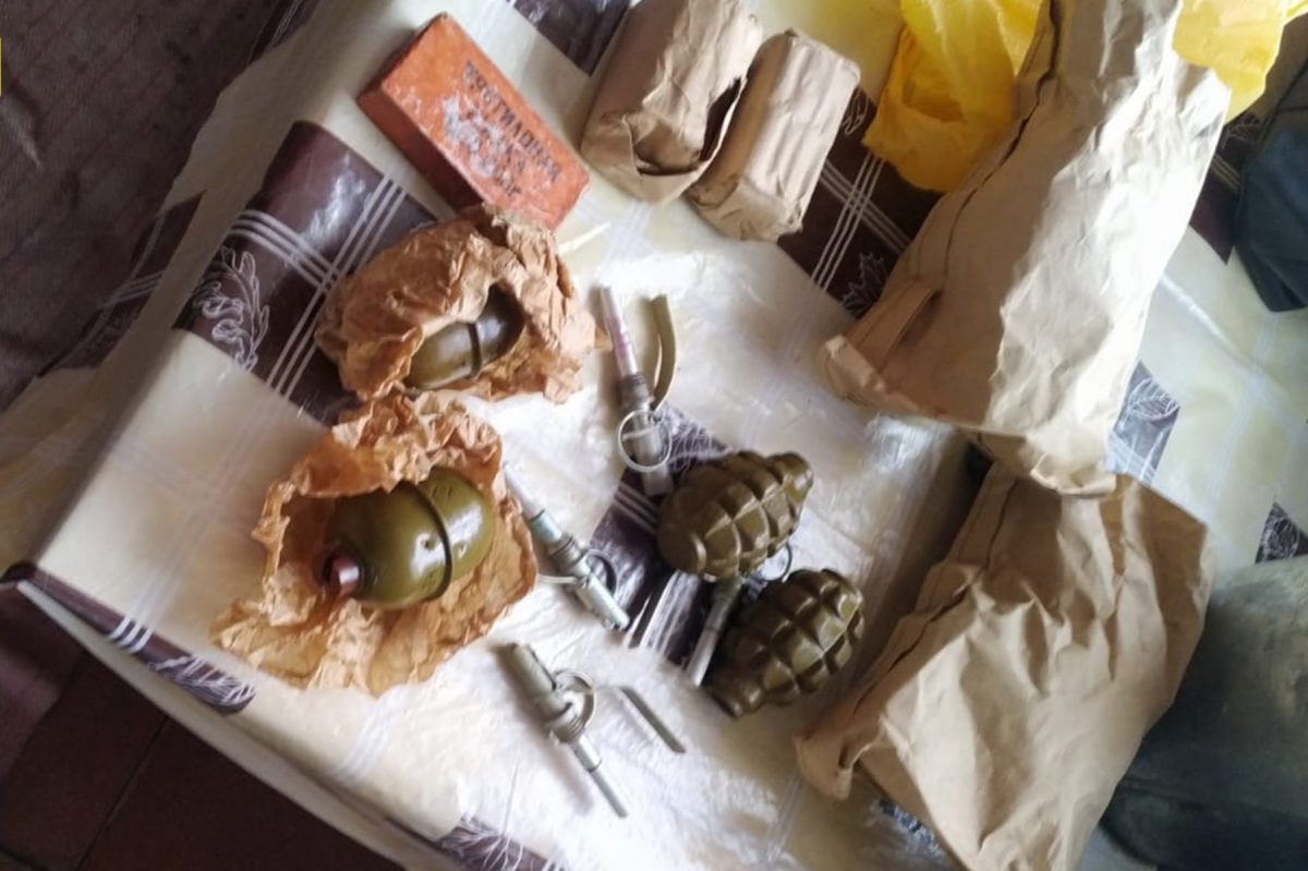 СБУ виявила у середмісті Новоукраїнки на Кіровоградщині тайник із вибухівкою. ФОТО