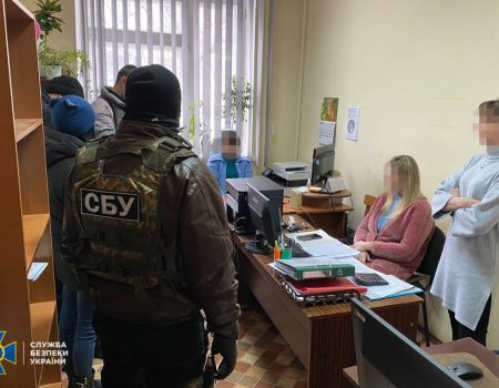 СБУ заявила, що двоє лікарів на Кіровоградщині заробили 2 млн грн на сертифікатах про вакцинацію. ФОТО
