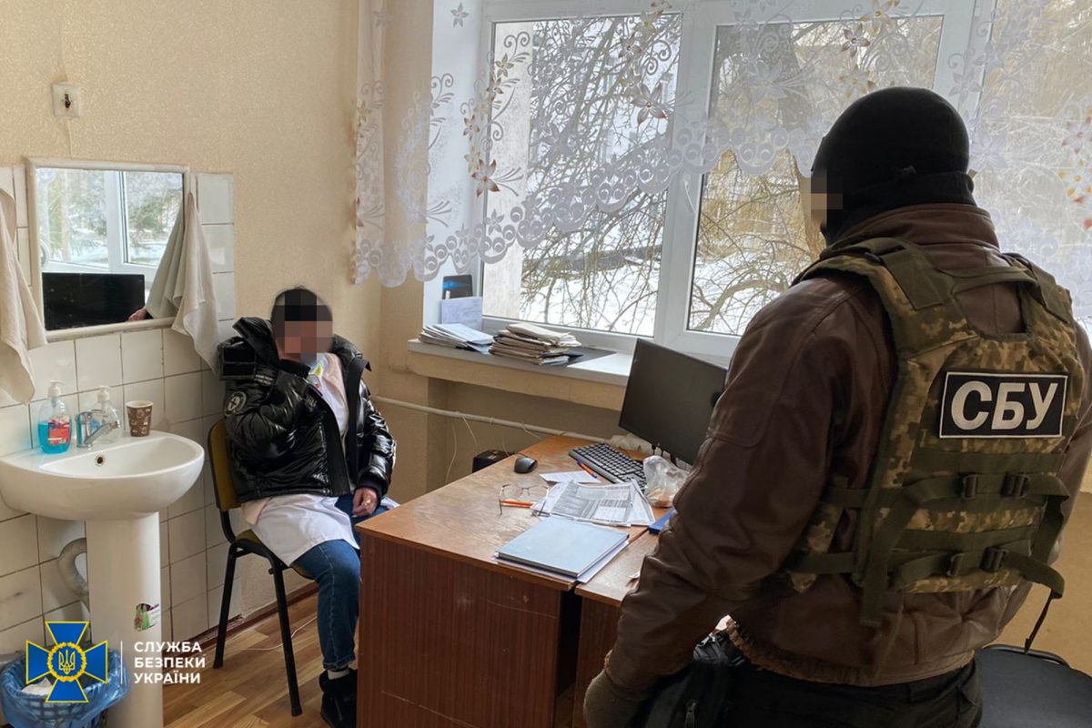 СБУ заявила, що двоє лікарів на Кіровоградщині заробили 2 млн грн на сертифікатах про вакцинацію. ФОТО