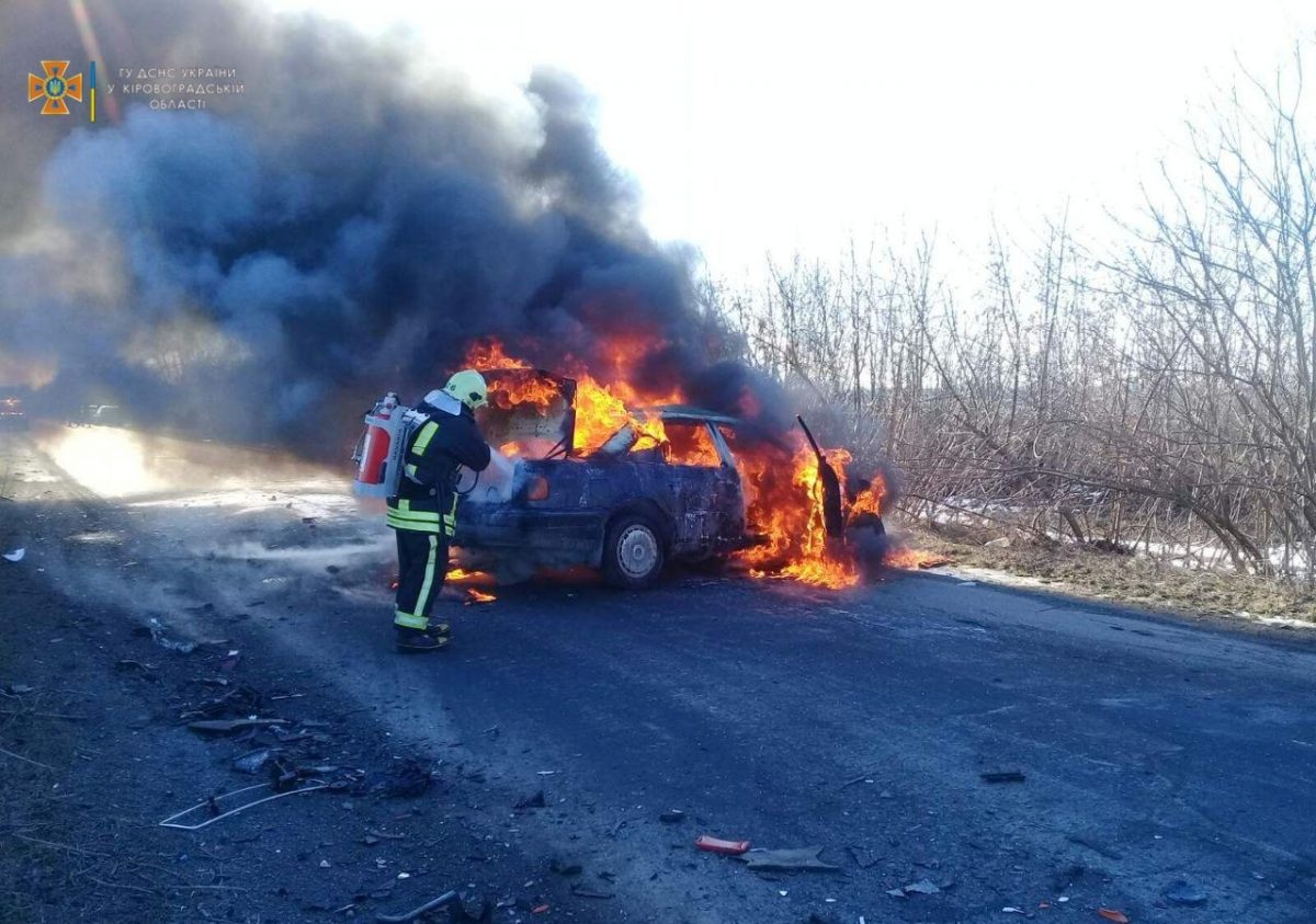 На Кіровоградщині згорів легковий автомобіль, водій загинув. ФОТО