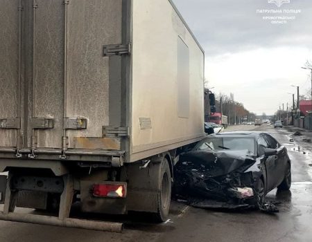 У Кропивницькому сталася ДТП за участі двох легковиків і вантажівки. ФОТО