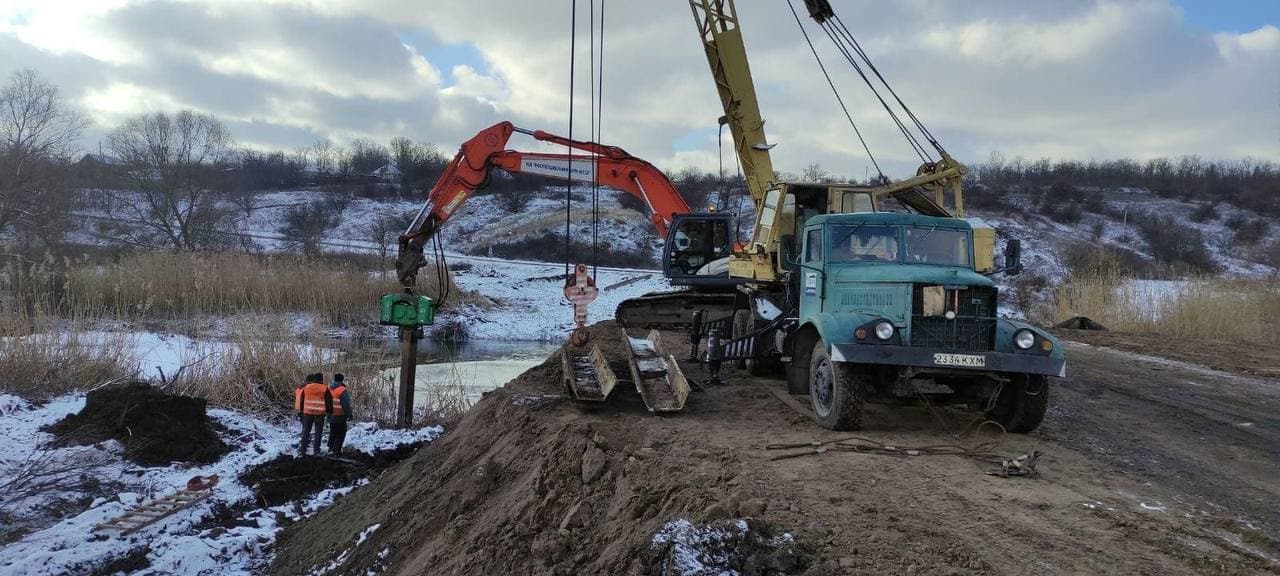 Будівельники продовжили ремонт мосту на дорозі до Головківки