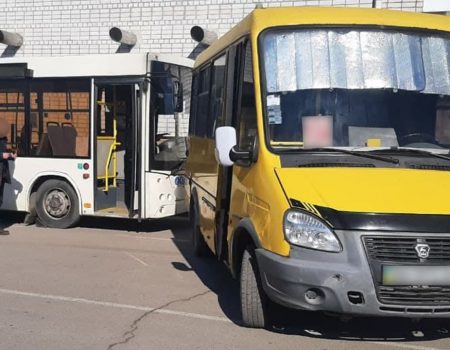 У Кропивницькому маршрутка в’їхала в автобус. ФОТО