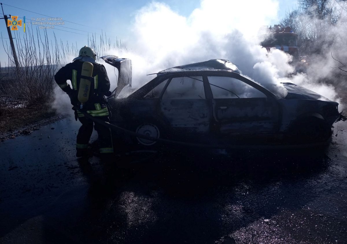 На Кіровоградщині згорів легковий автомобіль, водій загинув. ФОТО